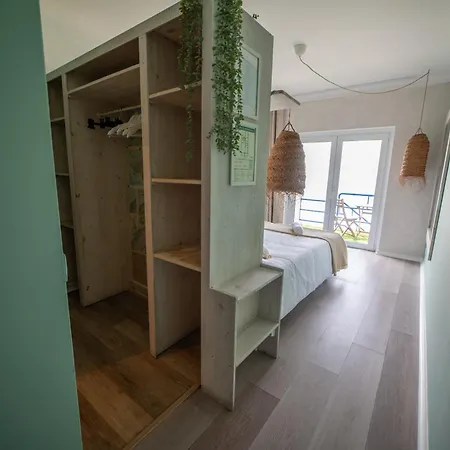 Saltline Surf House 에리세이라